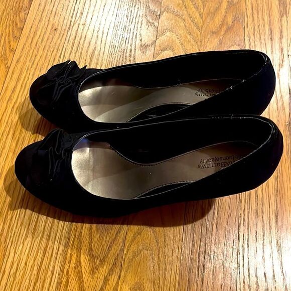 Croft & Barrow Sole(sense)ability w/ Faux Suede & Flower Embellish Heel-Size 9 - Picture 4 of 12